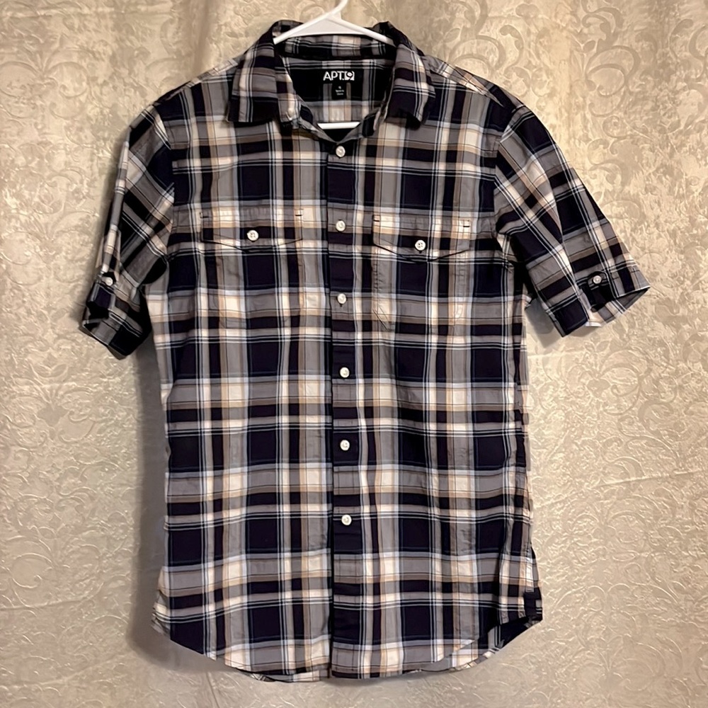 Mens shirt sleeve button down shirt. Size small. Apt 9. Purple.